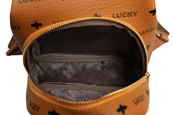Lucky Bees Mochila 945 Mostaza, Elegante y Sofisticada de Polipiel, 23x8x33cm, 3 Bolsillos Interiores, Correa Ajustable 100cm
